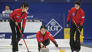 励志演讲现场发生的感人一幕，女孩上台献花转身离场….